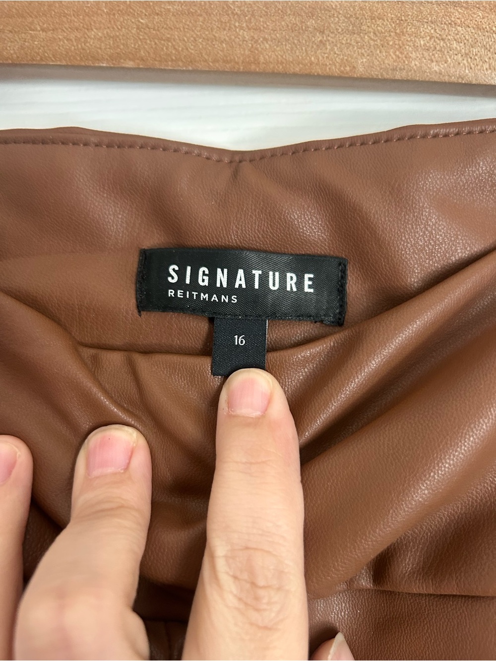 Reitmans Signature Faux Leather Leggings in Cognac Brown - Picture 3 of 3